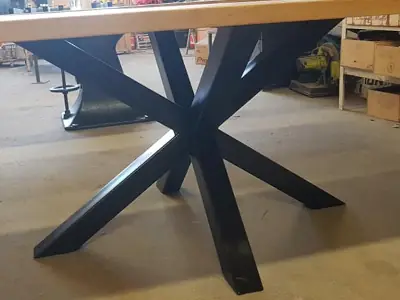 Pieds de table en chêne forme étoile